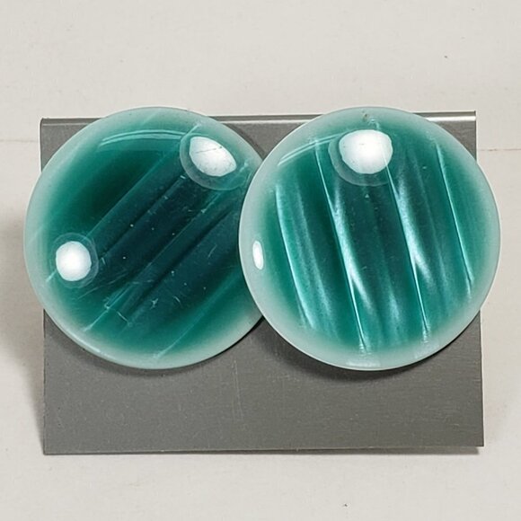 Women's Stunning Circle Green Stud Earrings - Eye-Catching and Elegant - Picture 5 of 7